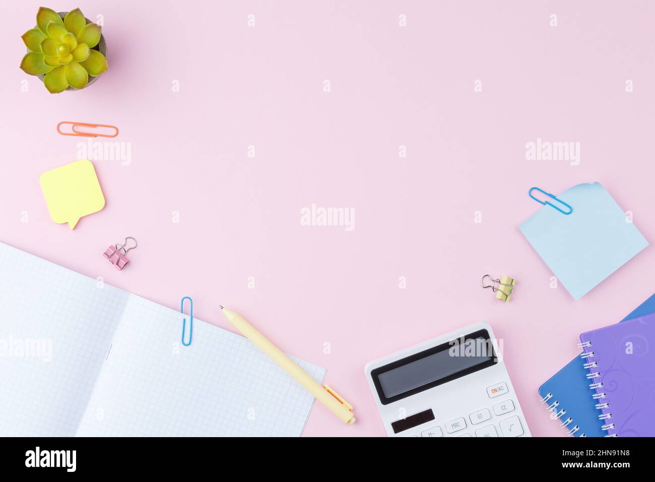 Schulbedarf auf dem Schreibtisch. Stockfoto