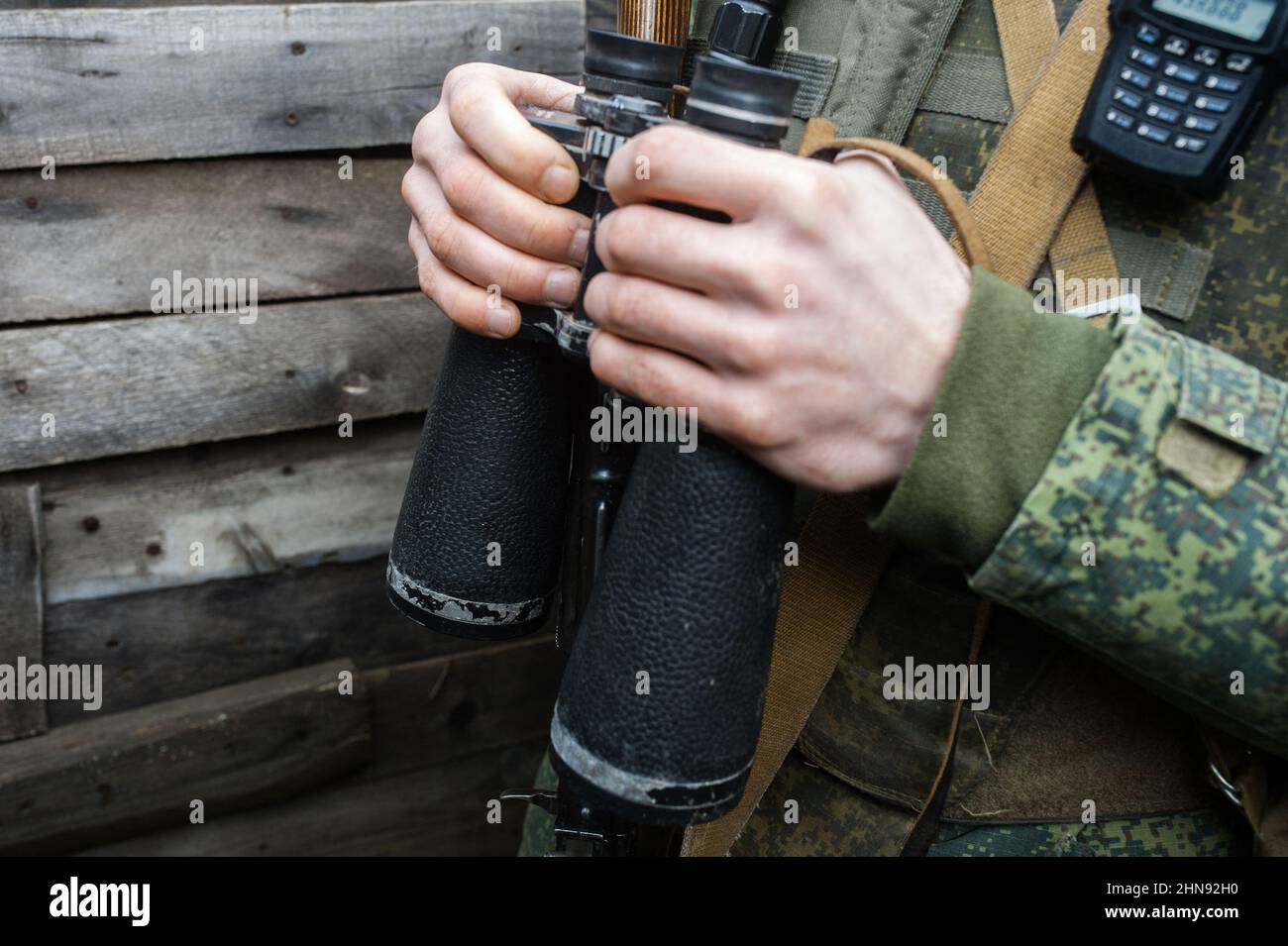 Pro-russischer Militärangehöriger auf dem Beobachtungsposten, der am 10. Februar 2022 auf Stellungen der Volksmiliz der Donezker Volksrepublik, Donbas, Ukraine, nach einer ukrainischen Drohne schaute. Russland sagte am 15. Februar, dass es einige seiner Truppen aus der Nähe der Ukraine zurückzieht, nachdem ein Aufbau die Befürchtungen einer Invasion geweckt hat. Das Verteidigungsministerium sagte, dass die groß angelegten Übungen fortgesetzt würden, aber dass einige Einheiten zu ihren Stützpunkten zurückkehren würden. Die Ukraine warnte davor, den Beweis für den Rückzug abzuwarten und sagte: „Wenn wir den Rückzug sehen, werden wir die Deeskalation glauben“. Foto von Svetlana Kisileva/ABACAPRESS.COM Stockfoto
