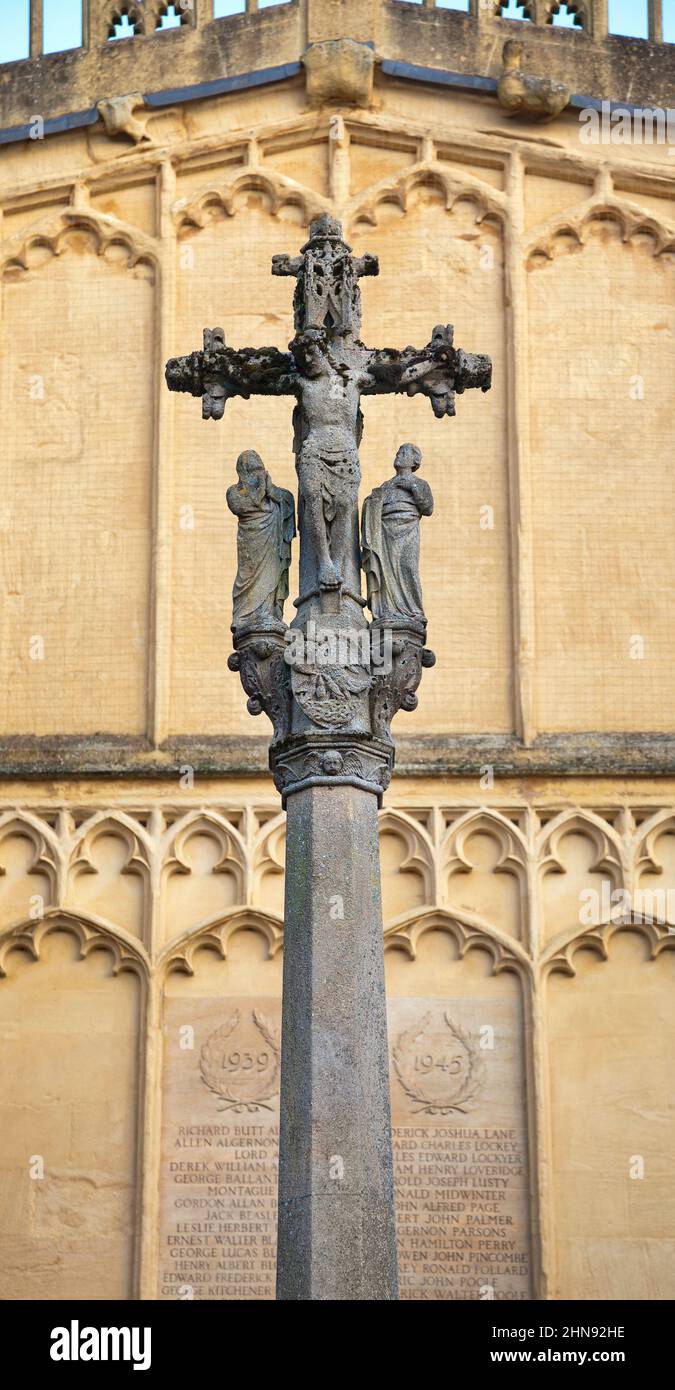 St. John Baptist, Pfarrkirche, Cirencester, Cotswolds, externes Kriegerdenkmal Kruzifix Stockfoto