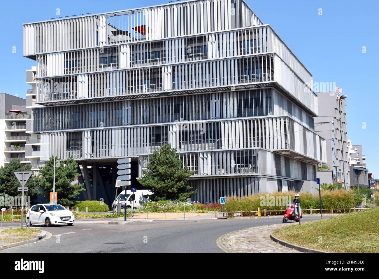 Auffälliges, siebenstöckiges HQ-Gebäude von Aquitanis, mit Böden, die in unterschiedlichen Abständen ragen, alle mit vertikalem Brise Soleil und Sonnenschutzlichtern abgeschirmt Stockfoto