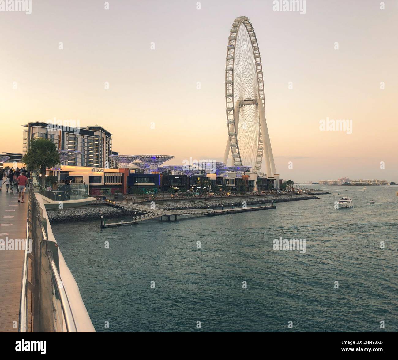 Dubai, Vereinigte Arabische Emirate - 2nd. Januar 2021 : Dubais neueste Touristenattraktion und das größte Riesenrad der Welt, von einer Brücke aus gesehen. Stockfoto