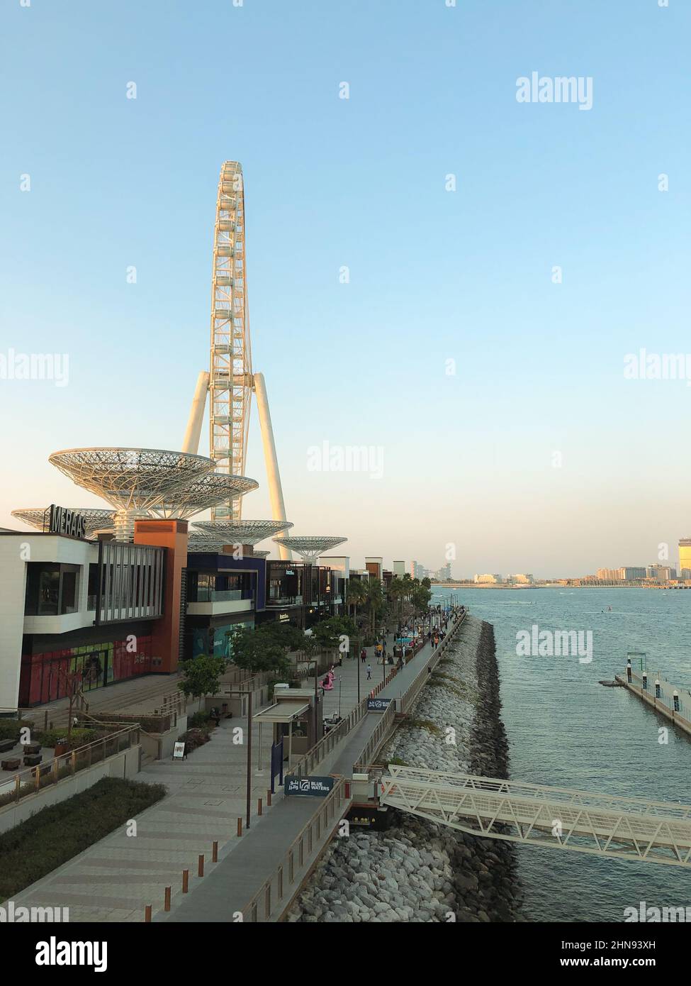 Dubai, Vereinigte Arabische Emirate - 2nd. Januar 2021 : Dubais neueste Touristenattraktion und das größte Riesenrad der Welt öffnet sich auf dem künstlichen IS Stockfoto