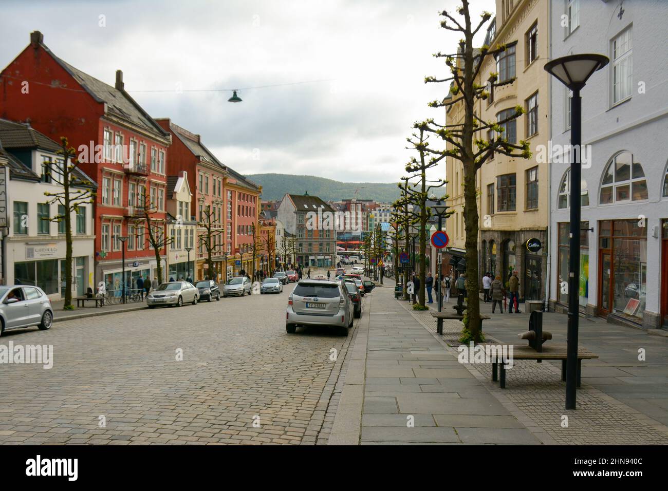 Bergen, Norwegen - 24th. Mai, 2017 : wunderschöne und farbenfrohe klassische Gebäude und Kopfsteinpflasterstraßen der Stadt Bergen, der zweitgrößten Stadt von Bergen Stockfoto