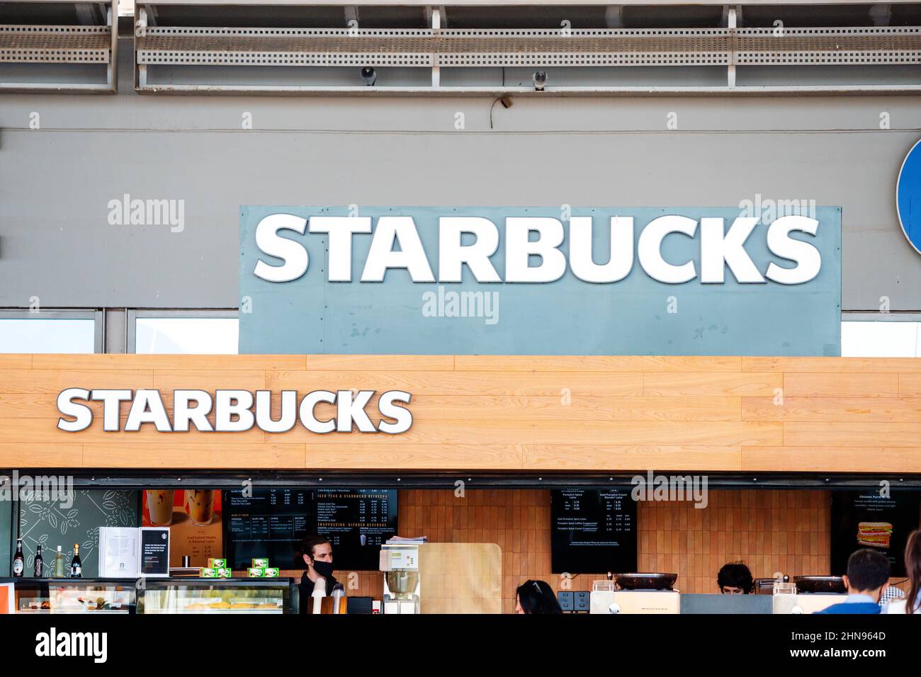 27. Oktober 2021, Thessaloniki, Griechenland: Starbucks Beschilderung in einem berühmten und ikonischen Café mit verschiedenen Kaffees Stockfoto