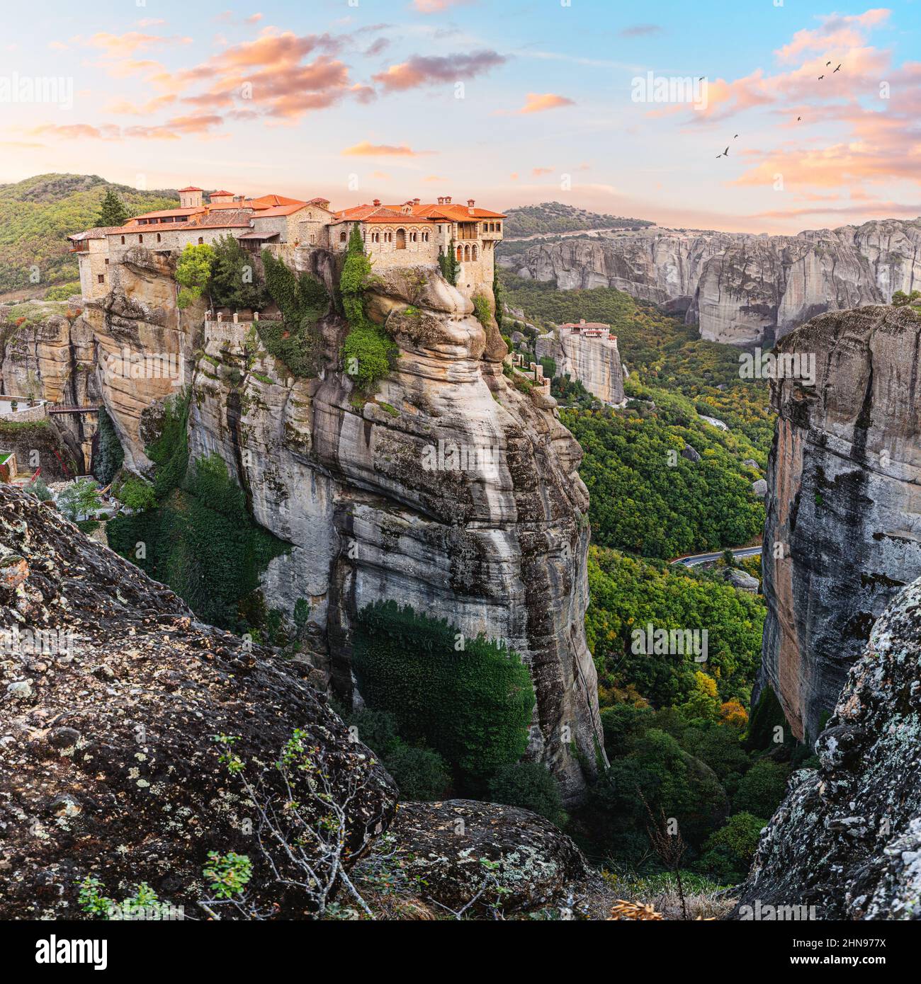 Panoramablick auf das Kloster von Varlaam Gebäude auf einem Sandsteinfelsen. Wunder von Meteora - Harmonie von Mensch und Natur in Griechenland. Ein muss für einen Besuch der Iconi Stockfoto