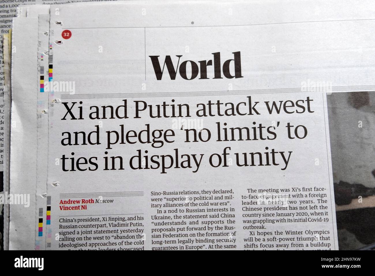 „Xi und Putin greifen den Westen an und versprechen „keine Grenzen“ für Verbindungen, um die Einheit zu demonstrieren“, Schlagzeile der Zeitung Guardian, Artikel 5. Februar 2022 Stockfoto