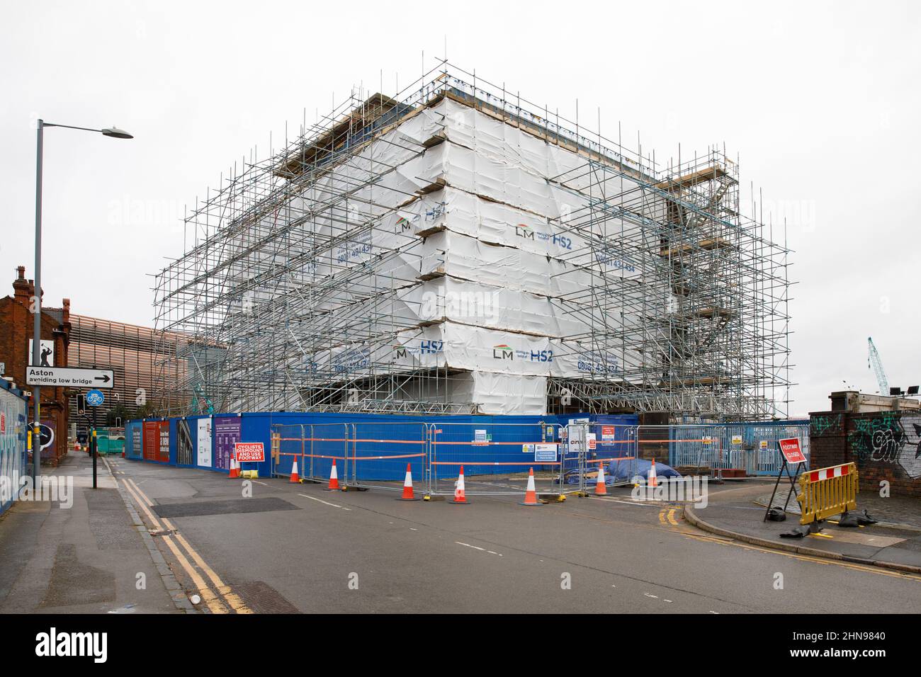 Die denkmalgeschützte 1 Old Curzon Street Station in Birmingham, die im Rahmen des neuen Bahnhofskomplexes für das Terminal Birmingham HS2 restauriert wird, ist von einem Gerüst umgeben. Stockfoto