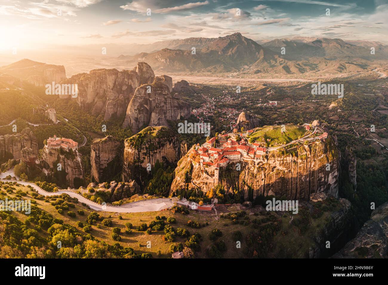 Majestätische Panoramasicht auf die berühmten Meteora fliegenden Klöster in Griechenland bei Sonnenaufgang. Reise zu den Wundern der Welt. Besuchen Sie Travel Attract Stockfoto