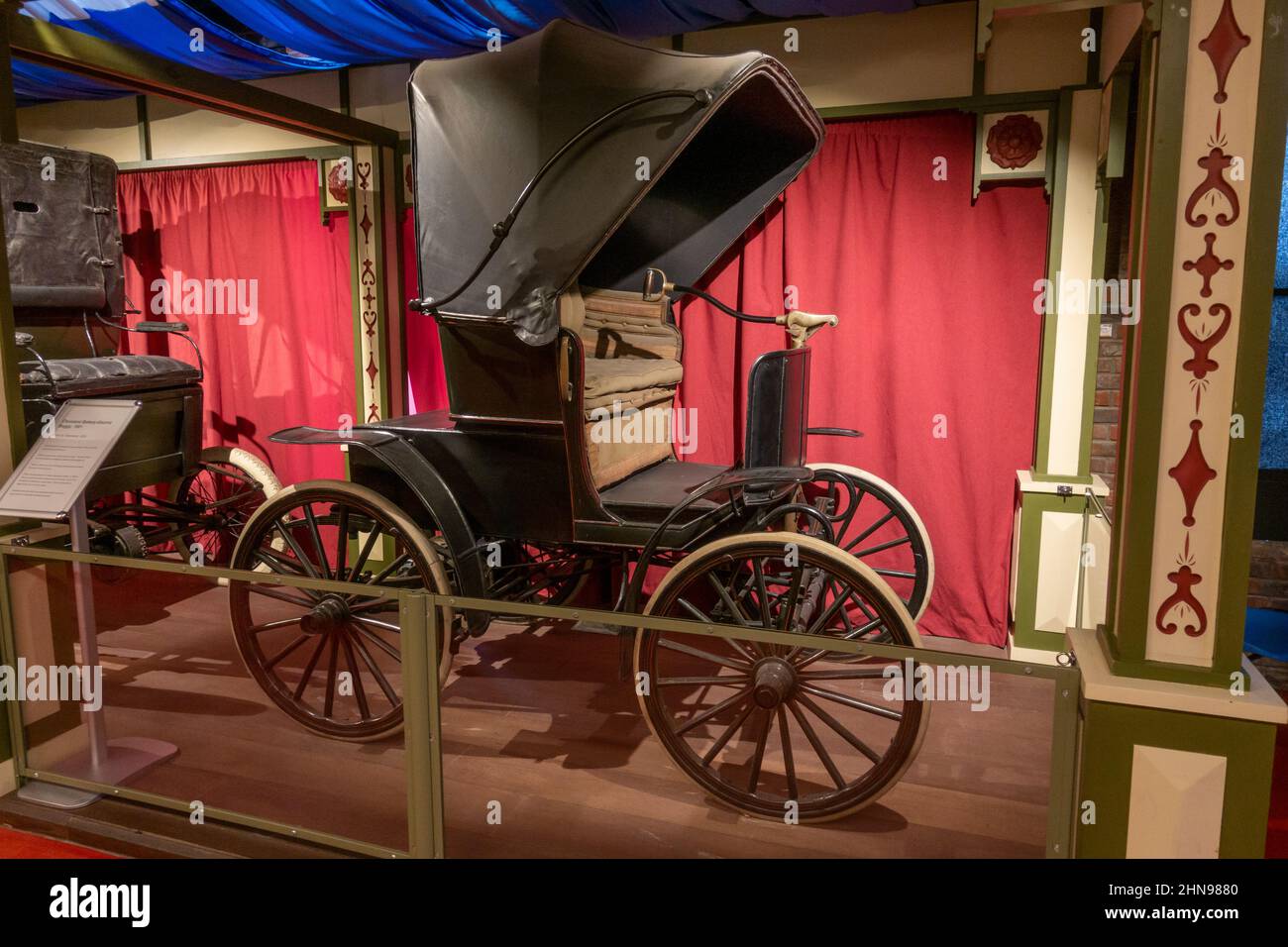 Cleveland Battery-Electric Buggy (um 1901) hergestellt von Cleveland, USA, im Streetlife Museum, Kingston upon Hull, East Riding of Yorkshire, Großbritannien. Stockfoto