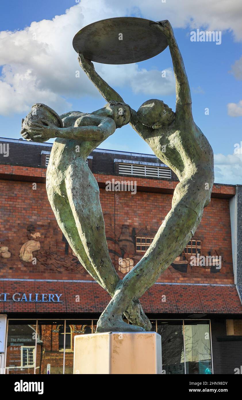 Die Lichtquellenstatue des Bildhauers David Annand, vor dem Töpfermuseum und der Kunstgalerie, Hanley, Stoke-on-Trent, Staff, England, VEREINIGTES KÖNIGREICH Stockfoto