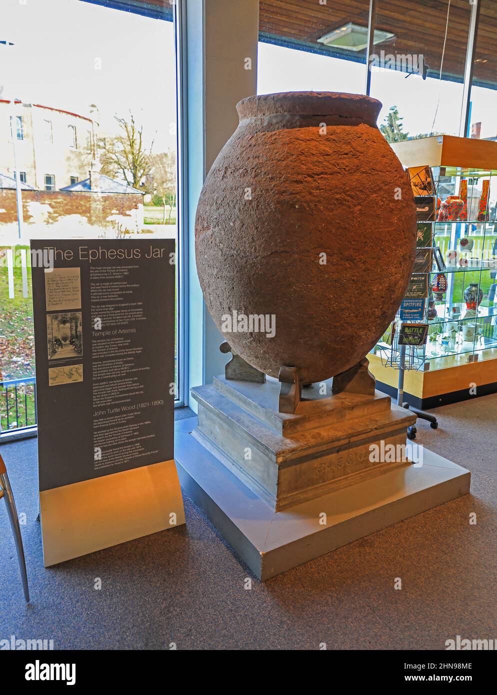 The Ephesus Jar Inside the Potteries Museum and Art Gallery, Hanley, Stoke-on-Trent, Staffs, England, VEREINIGTES KÖNIGREICH Stockfoto