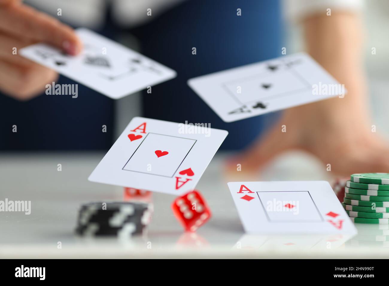 Auf dem Tisch sind Karten Asse und Würfel, Casino-Chips, verschwommen Stockfoto