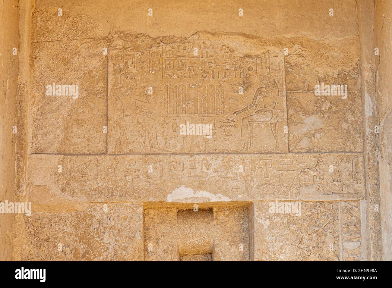 Hieroglyphe an der Wand des Tempels in der Nähe von Gizeh Pyramiden in Gizeh, Ägypten Stockfoto
