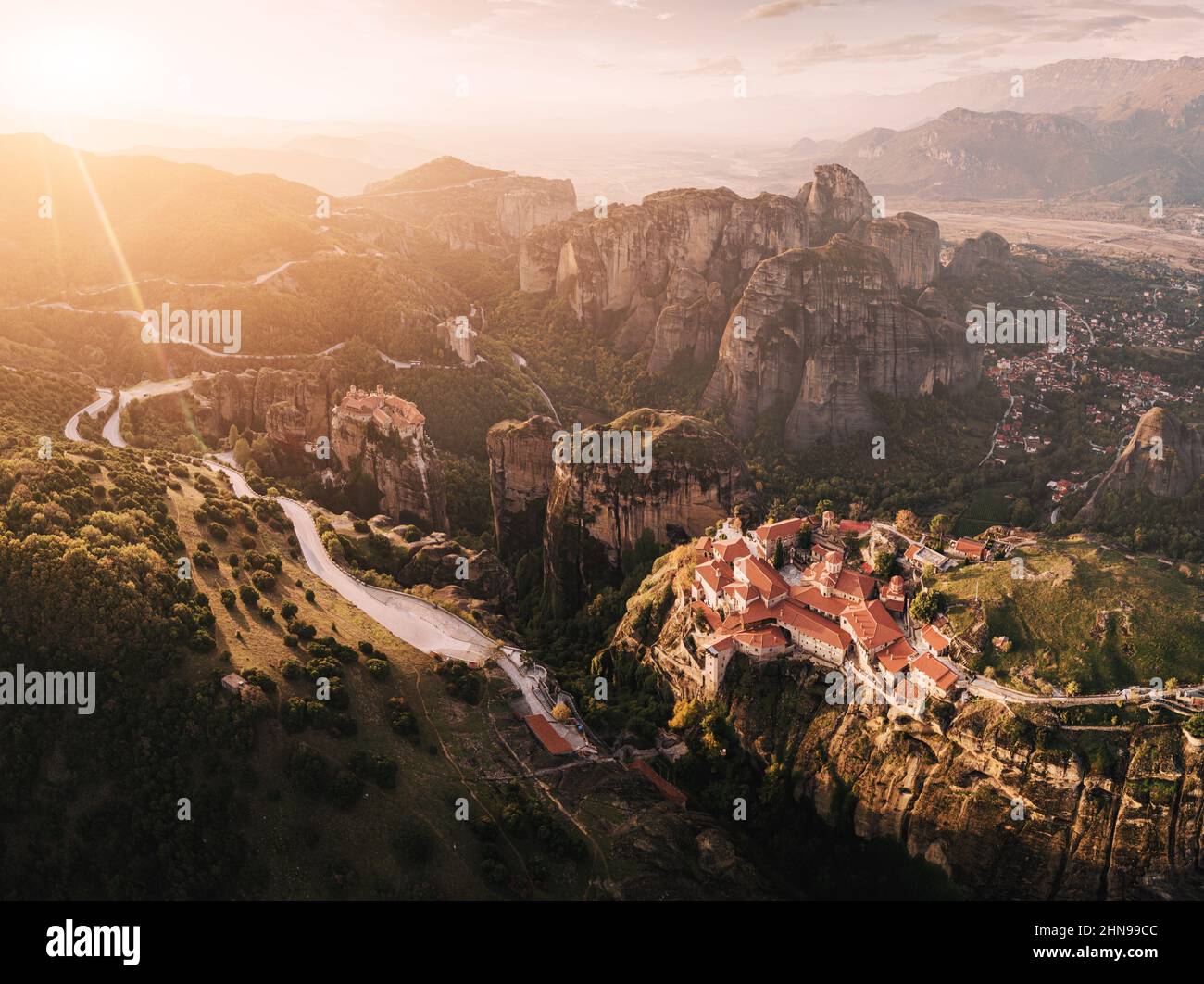 Majestätische Panoramasicht auf die berühmten Meteora fliegenden Klöster in Griechenland bei Sonnenaufgang. Reise zu den Wundern der Welt. Besuchen Sie Travel Attract Stockfoto