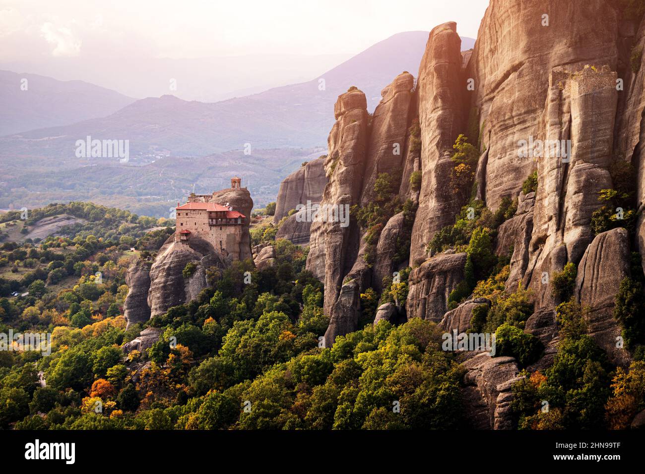 Heiliger Kloster des Heiligen Nikolaus Anapafsas auf einem Felsen bei Meteora. Reisen und Pilger müssen Orte in Griechenland besuchen Stockfoto