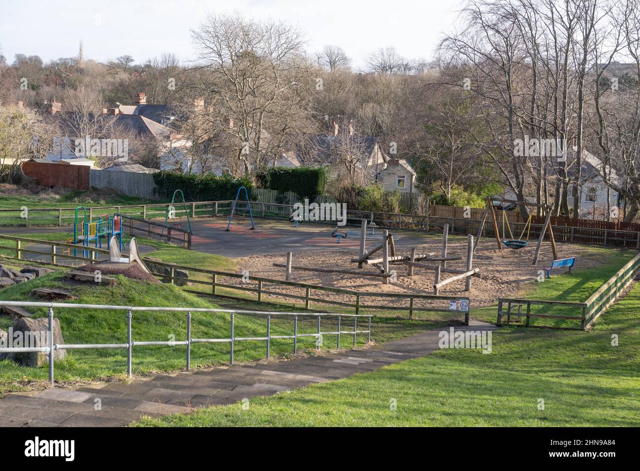 The Quarry Park in South Gosforth, Newcastle Upon Tyne, Großbritannien. Ein Kinderspielplatz mit Sandfläche in einem öffentlichen Park. Stockfoto