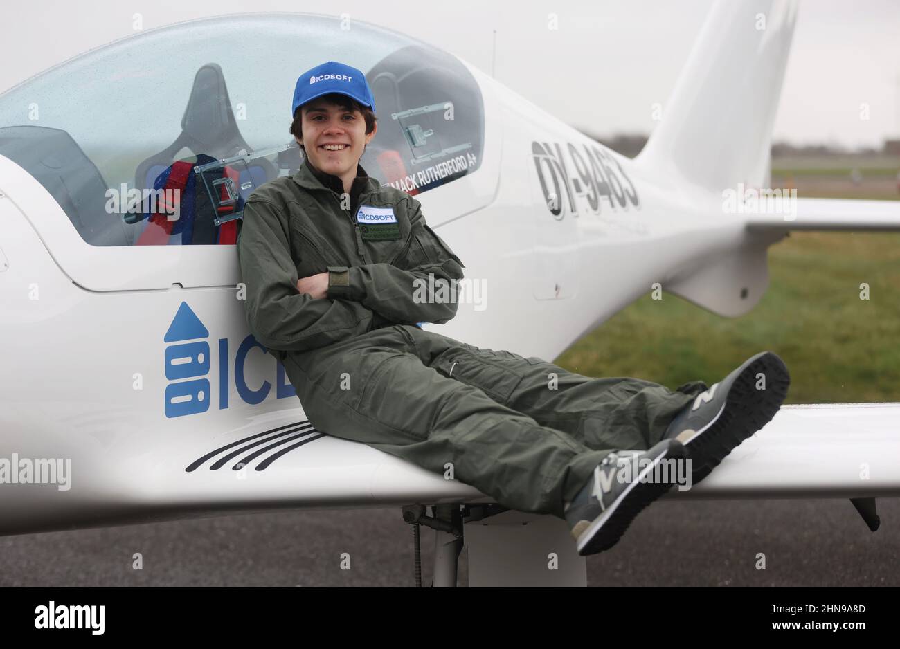 Mack Rutherford, ein 16-jähriger britisch-belgischer Teenager, will in die  Fußstapfen seiner Schwester treten, indem er einen Guinness-Weltrekord für  den jüngsten Mann aufstellte, der allein in einem Kleinflugzeug um die Welt  fliegt, Biggin