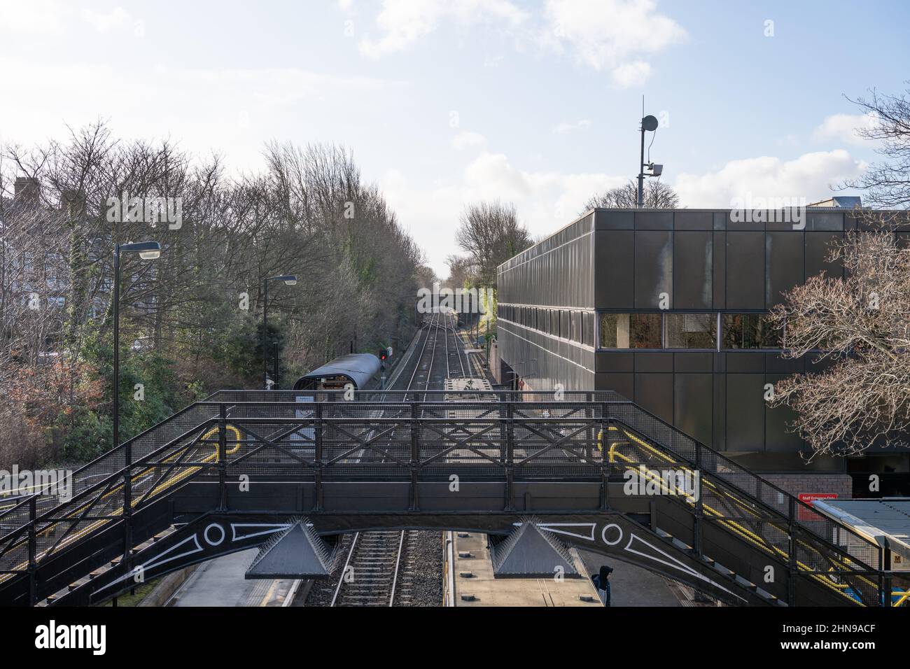 South Gosforth Station, an der Tyne and Wear Metro Electric Light Rail System, Newcastle upon Tyne, Großbritannien. Stockfoto