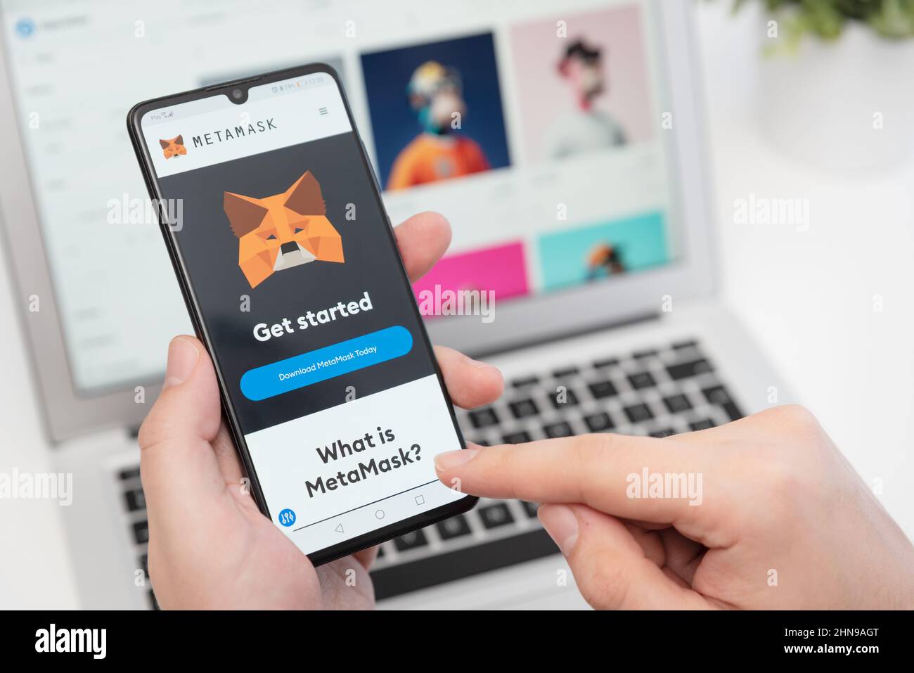 Wroclaw, Polen - 10. FEBRUAR 2022: Metamask Kryptowährung Wallet Mobile App. NFT investiert in digitale Sammlung Stockfoto