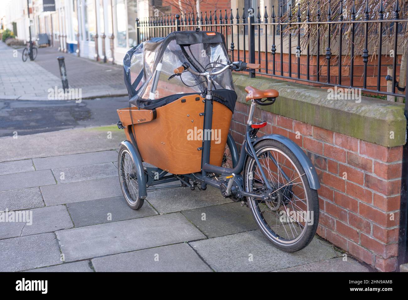 Nachhaltiges Reisen. Dreirad mit Wagen-Frontwagen für Kleinkinder. Stockfoto