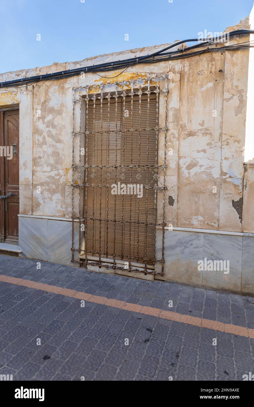 Metallfenstergrill in einem alten Haus in Arboleas, Andalusien, Spanien Stockfoto