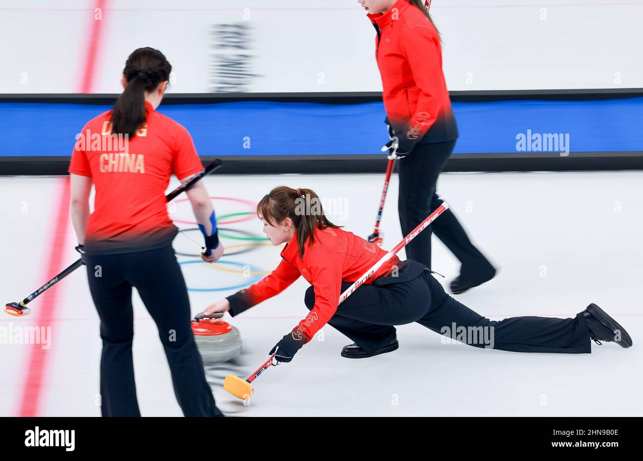 Peking, China. 15th. Februar 2022. Jiang Xindi (C) aus China tritt während der Curling Women's Round Robin Session 9 der Olympischen Winterspiele 2022 in Peking zwischen China und dem ROC im National Aquatics Center in Peking, der Hauptstadt von China, am 15. Februar 2022 an. Quelle: Liu Xu/Xinhua/Alamy Live News Stockfoto