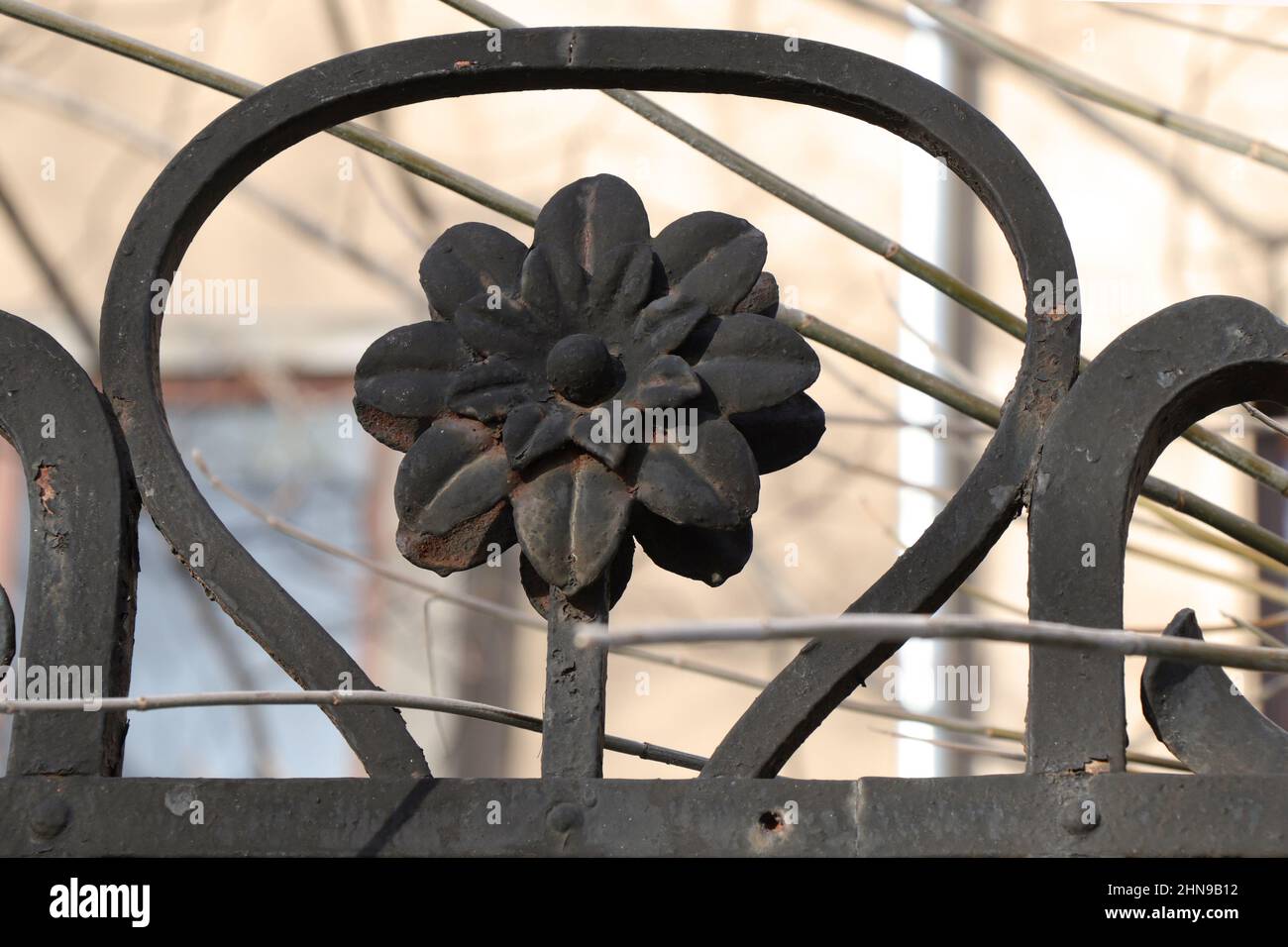 Schmiedeeiserner Zaun. Dekorativer schmiedeeiserner Zaun. Modischer Zaun aus Metall. Stockfoto