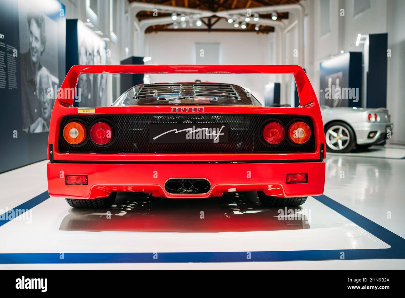 Modena, Italien - 14. Juli 2021: Red Racing Ferrari F40 Modell Rückansicht High-Performance italienischen Sport hinten Mittelmotor-Auto Pininfarina Design-Studio in Stockfoto