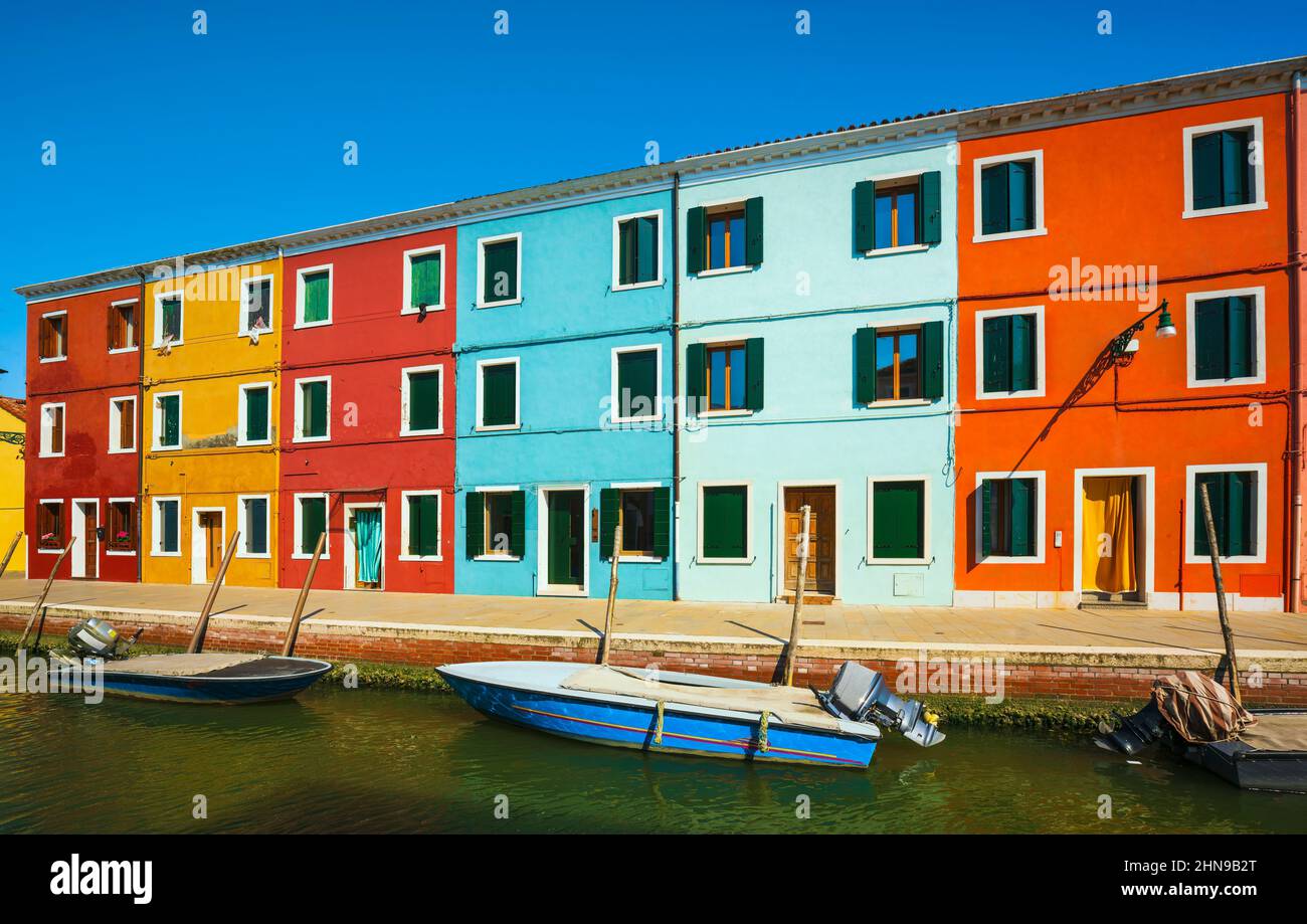 Inselkanal Burano, bunte Häuser und Boote in der Lagune von Venedig. Italien, Europa. Stockfoto