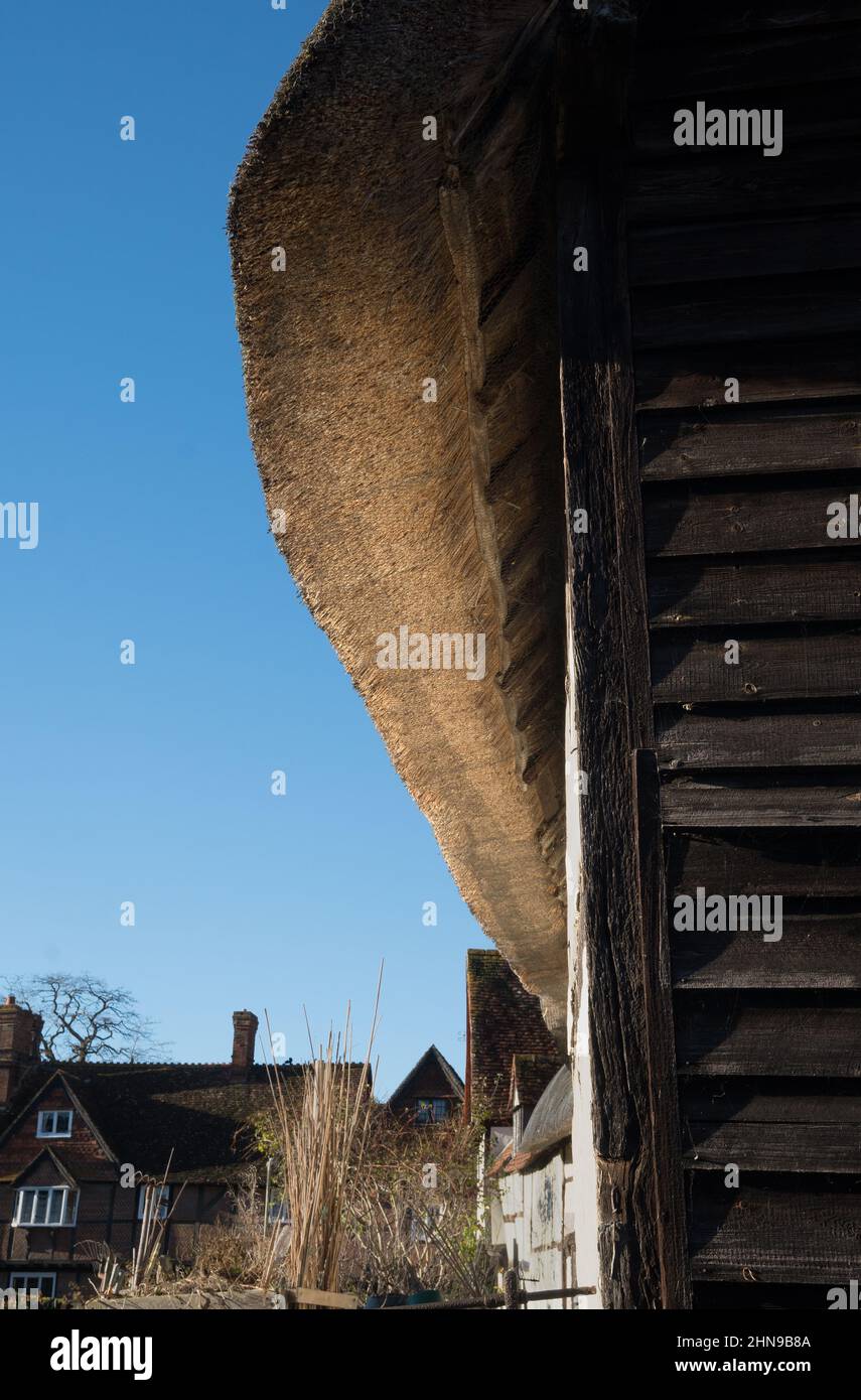Nahaufnahme der unteren Kante des Strohdachs auf einer Scheune in East Hagbourne, Oxfordshire Stockfoto