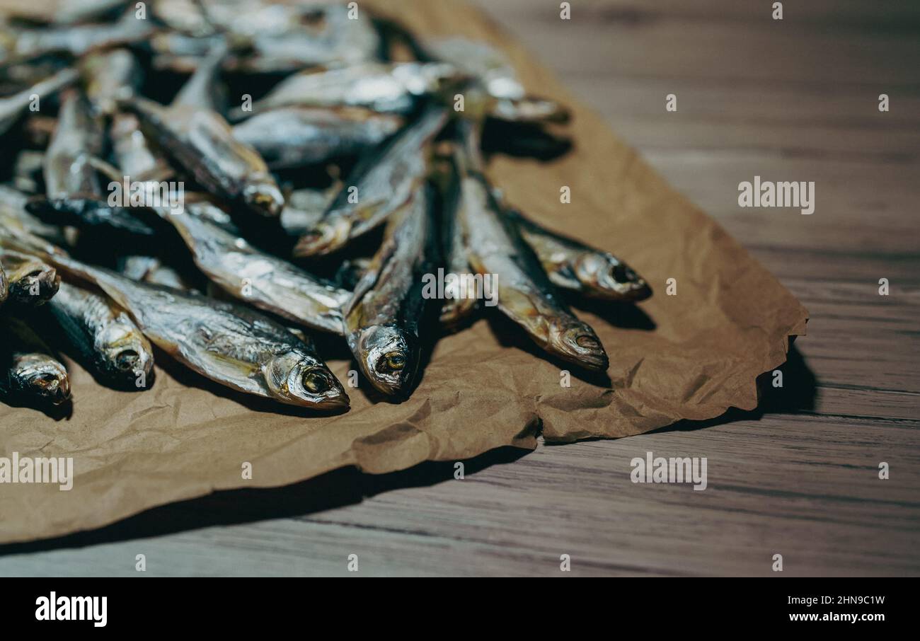 Viele sonnengetrocknete Fische auf dem Papier. Stockfoto