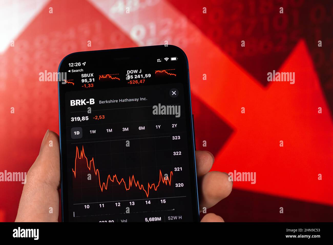 Kharkov, Ukraine - 11. Februar 2022: Aktienhandel in den Bergen Hathaway auf dem roten Chart. Hintergrund des Geschäfts- und Finanzmarktes Stockfoto