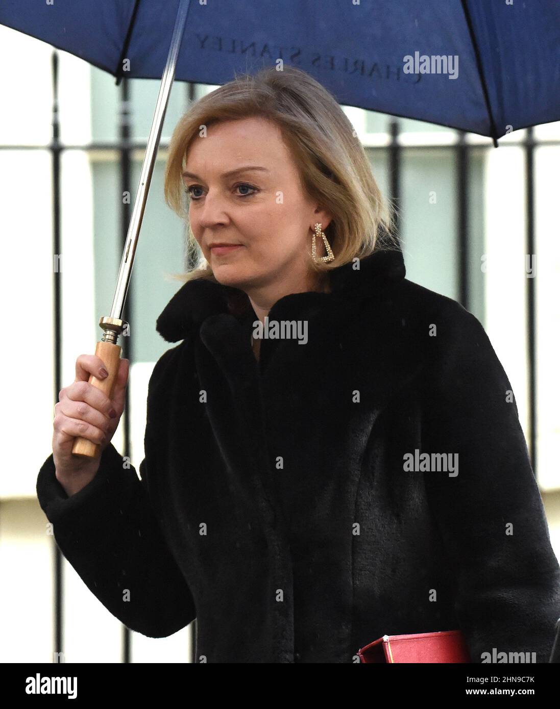 London, Großbritannien. 15th. Februar 2022. Liz Truss Außenministerin kommt zu einem Cobra-Treffen in der Downing Street Credit: MARTIN DALTON/Alamy Live News Stockfoto