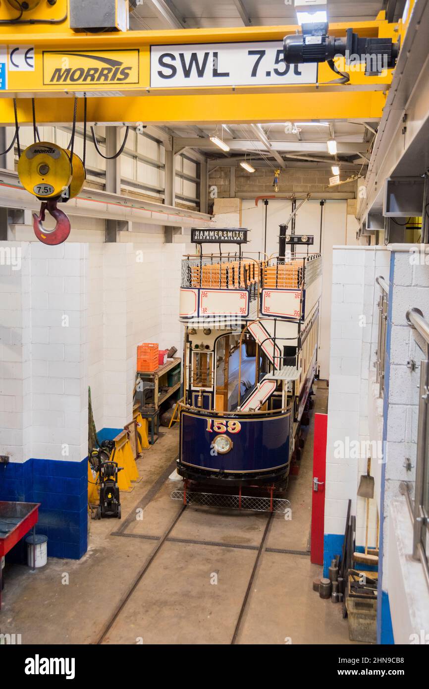 Derbyshire, Großbritannien – 5. April 2018: Das Crich Tramway Village ist ein nationales Museum, das aktiv die Restaurierung und Reparatur von Oldtimer-Straßenbahnen unterstützt Stockfoto