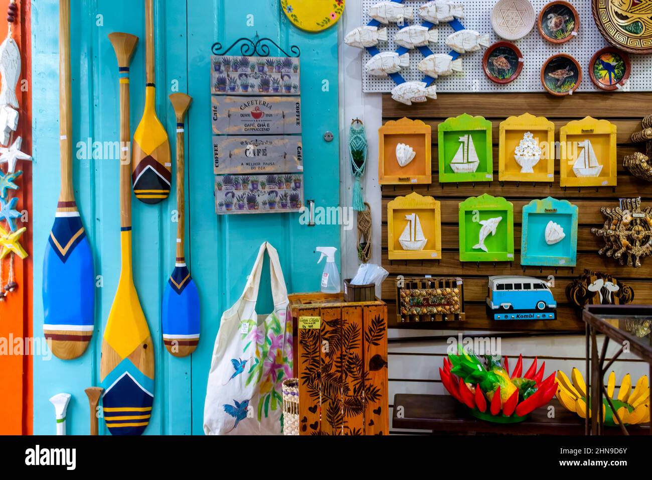 Brasilianische Souvenirs im Souvenirladen in Paraty, Rio de Janeiro, Brasilien, 2022 Stockfoto