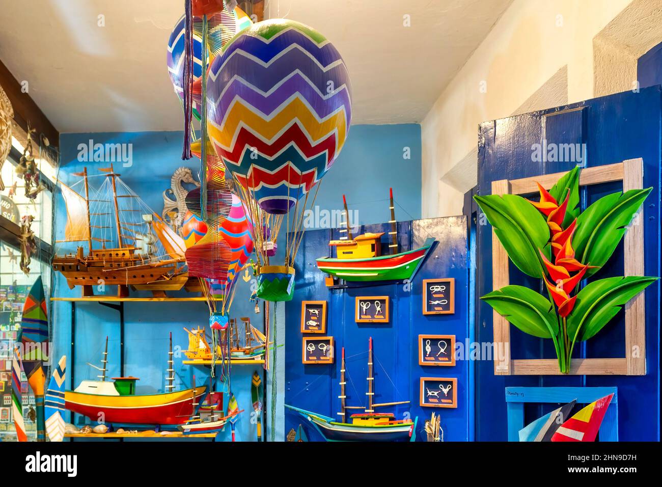 Brasilianische Souvenirs im Souvenirladen in Paraty, Rio de Janeiro, Brasilien, 2022 Stockfoto