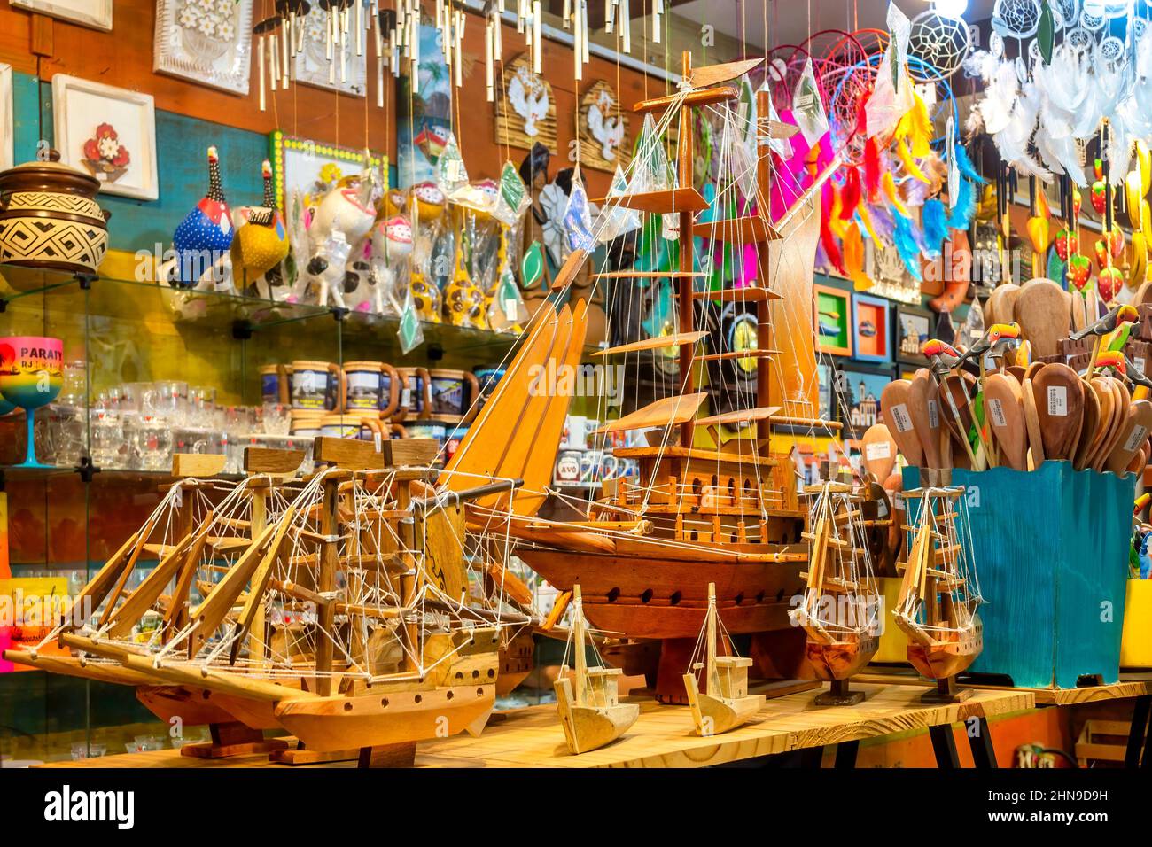 Brasilianische Souvenirs im Souvenirladen in Paraty, Rio de Janeiro, Brasilien, 2022 Stockfoto