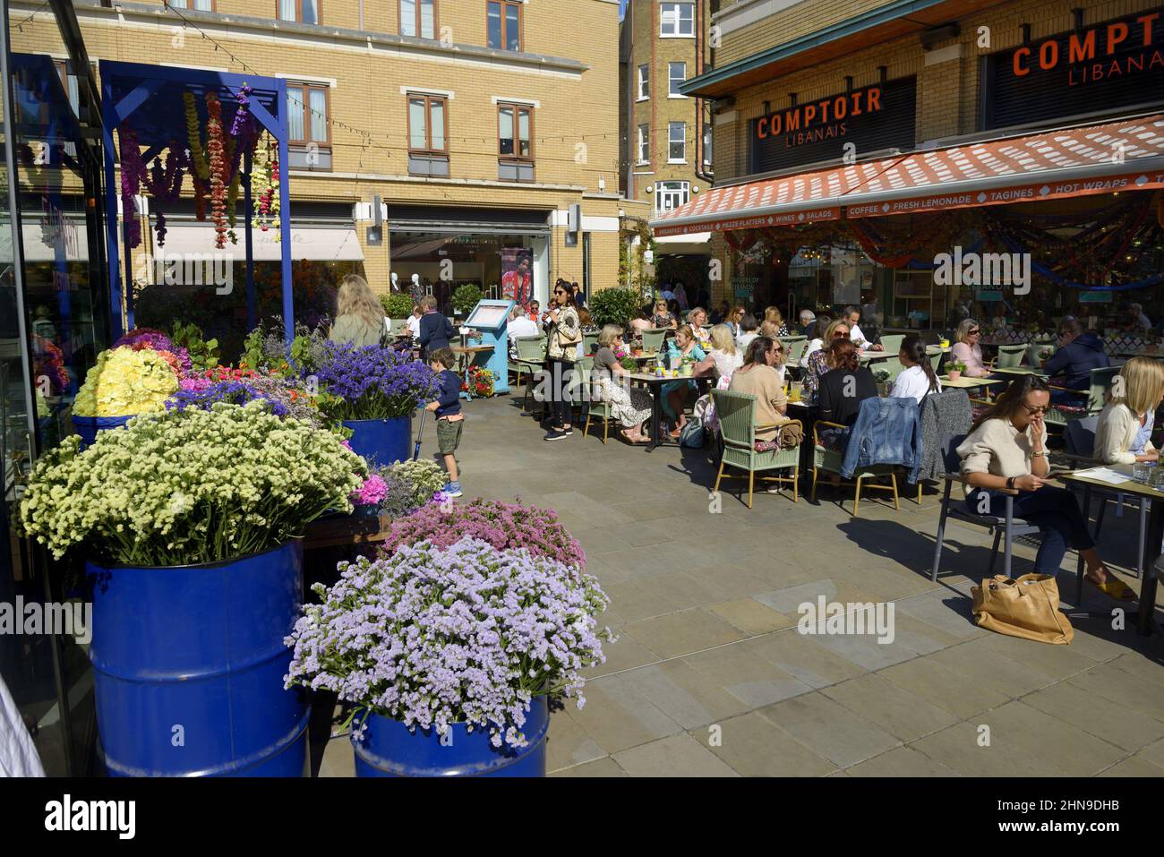 London, England, Großbritannien. Duke of York Square, Chelsea. Essen im Freien und Blumen während der Chelsea in Bloom, 2021 Stockfoto