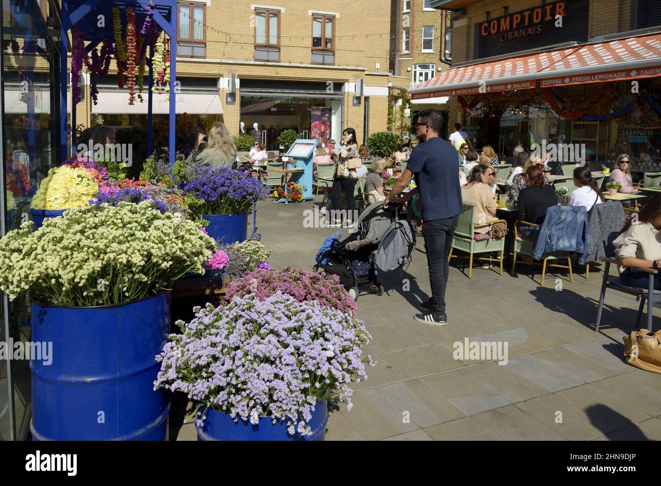London, England, Großbritannien. Duke of York Square, Chelsea. Essen im Freien und Blumen während der Chelsea in Bloom, 2021 Stockfoto