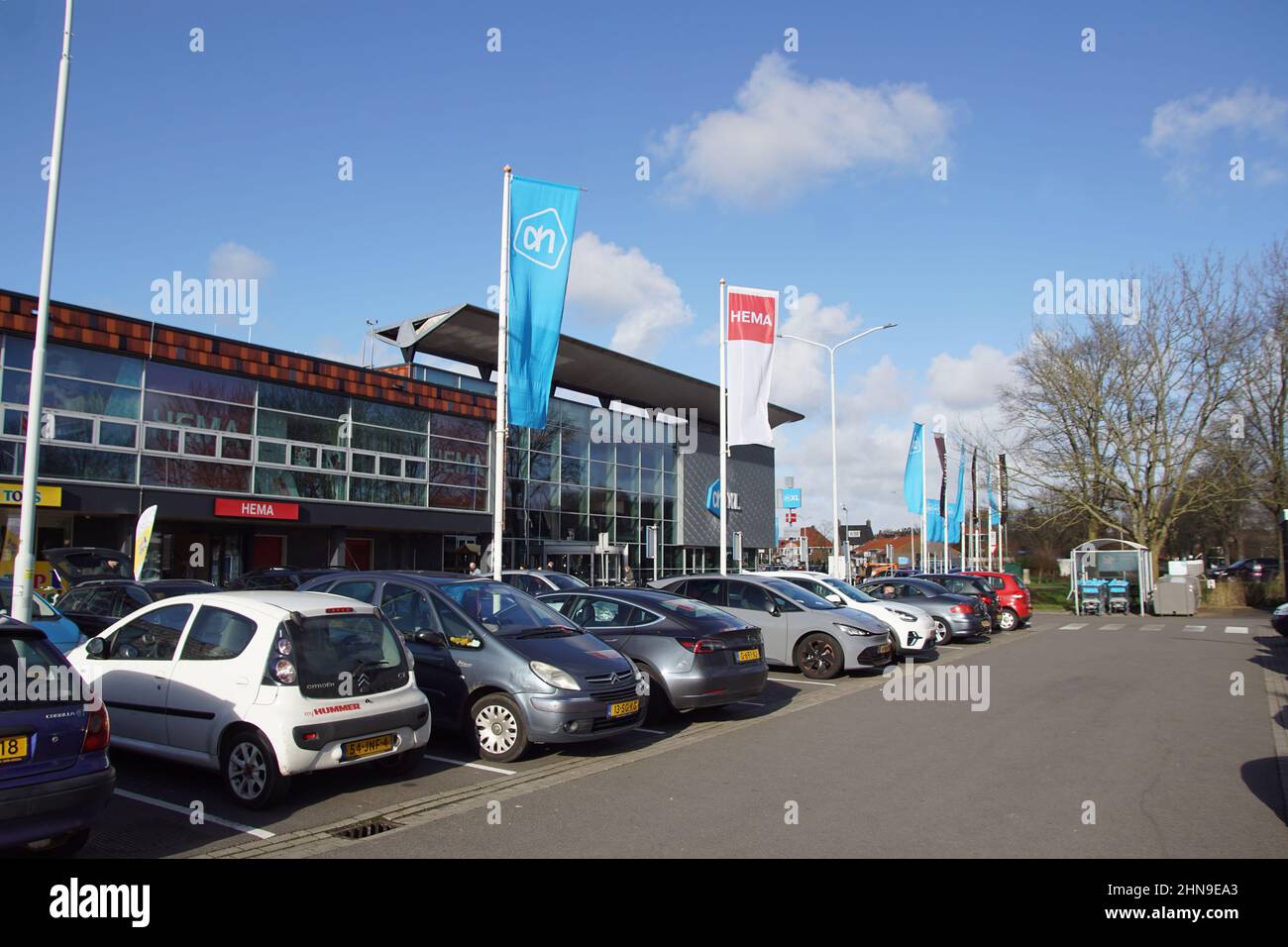 Einkaufszentrum, Parkplatz in der niederländischen Stadt Alkmaar, Einkaufszentrum. Mit Kaufhaus Hema und Albert Heijn Lebensmittelgeschäft XL. Niederlande, Februar Stockfoto