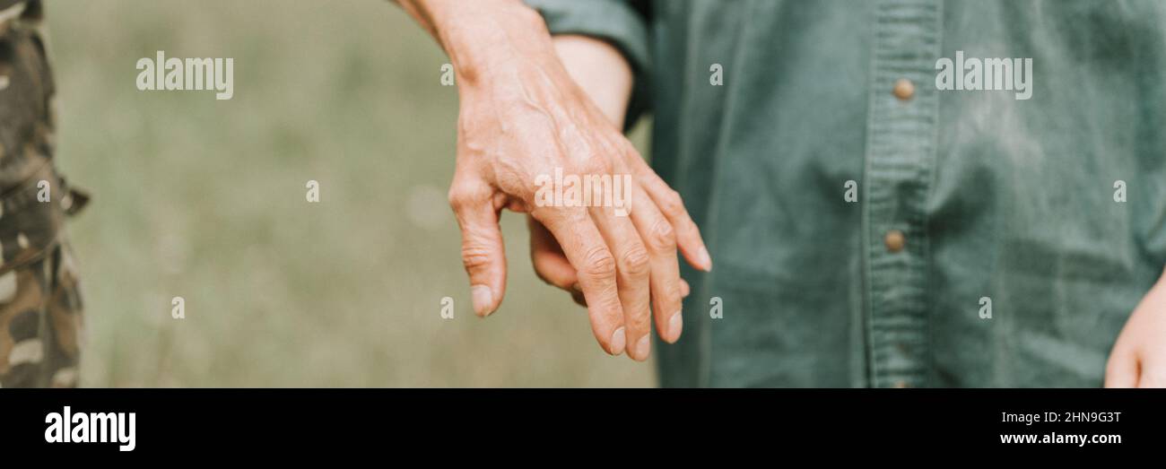 Glückliches Seniorenpaar hält Hände. Hände von Mann und Frau halten einander. Romantik und Liebe und Unterstützung in älteren Familie. Gesichtslosen Mann und Frau t Stockfoto
