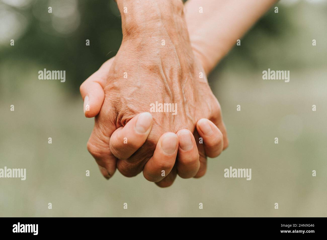 Glückliches Seniorenpaar hält Hände. Hände von Mann und Frau halten einander. Romantik und Liebe und Unterstützung in älteren Familie. Gesichtslosen Mann und Frau t Stockfoto