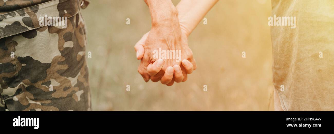 Glückliches Seniorenpaar, das Hände hält. Hände von Mann und Frau halten einander. Romantik und Liebe und Unterstützung in der älteren Familie. Ehemann und Ehefrau reisen zusammen Stockfoto
