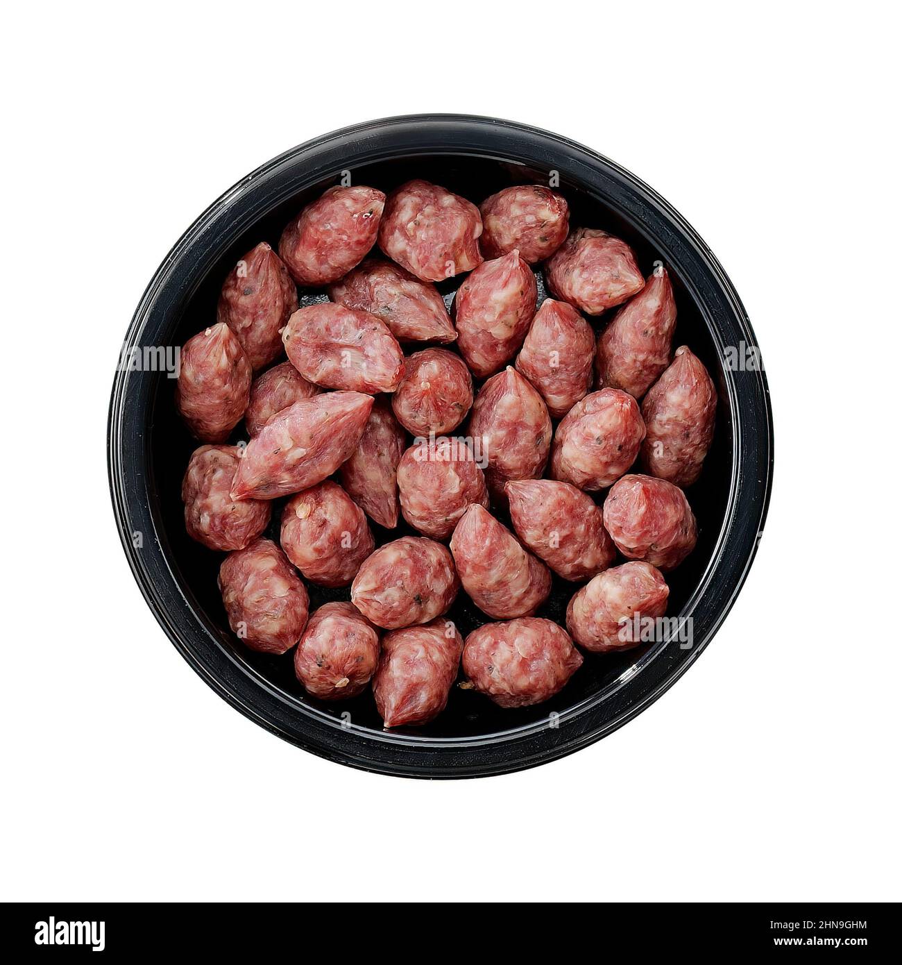 Mini-Räucherwürste in Kunststoffschale isoliert auf weiß. Stockfoto