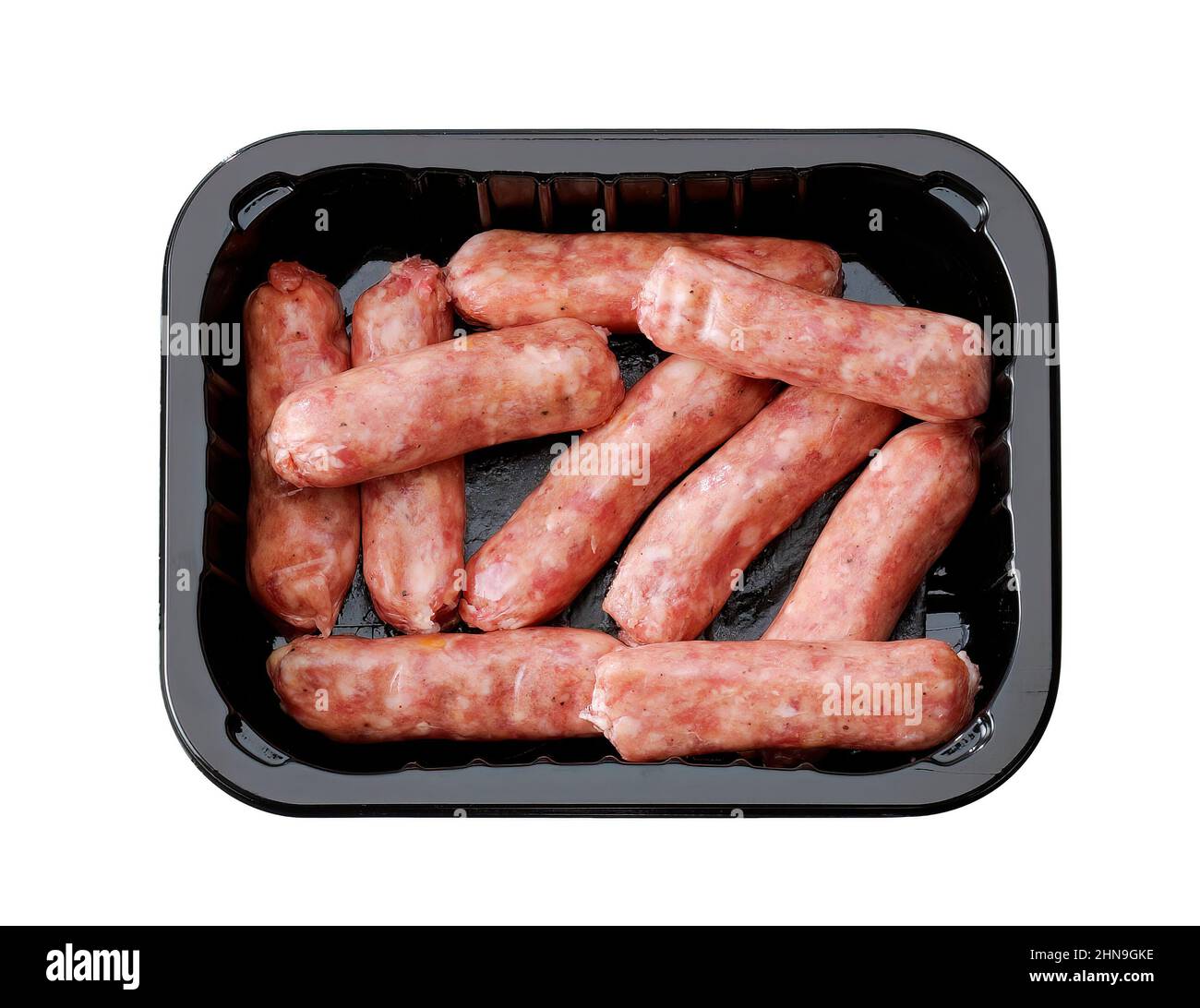 Mini-Räucherwürste in Kunststoffschale isoliert auf weiß. Stockfoto