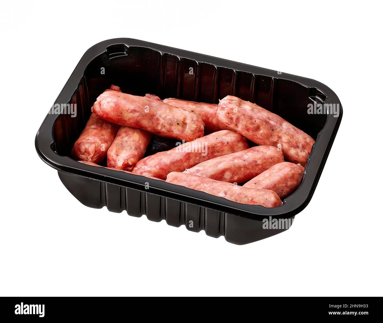 Mini-Räucherwürste in Kunststoffschale isoliert auf weiß. Stockfoto