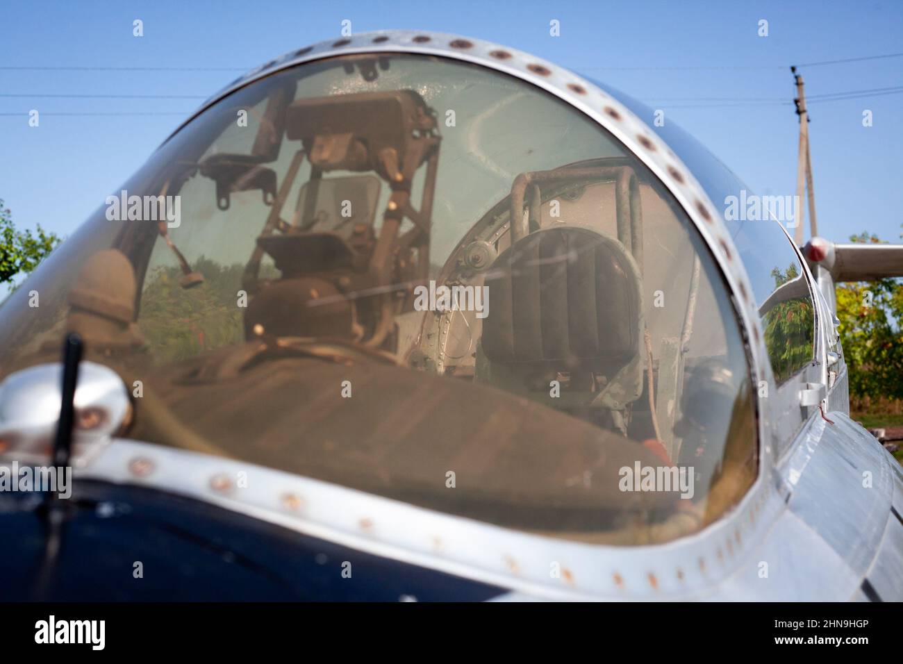 Flugzeugcockpit des Flugzeugjets Aero L-29 Delfin in der Tschechoslowakei hergestellt ausgestellt im Museum des Zweiten Weltkriegs. Charkiw, Ukraine - August 23. 2 Stockfoto