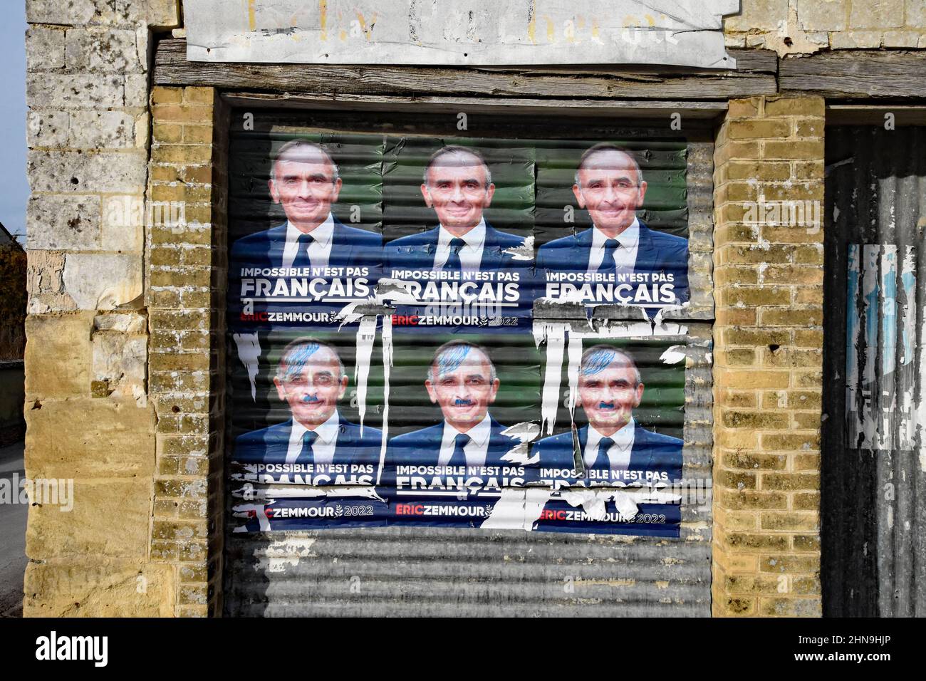 Frankreich. 13th. Februar 2022. Wahlplakate des rechten Kandidaten Eric Zemour wurden entstellt, nachdem jemand am 13. Februar 2022 in Champagne-Ardennen, Frankreich, eine Hitlerhairdo und einen Hitler-Schnurrbart mit einem blauen Marker gezeichnet hat. (Foto: Teun Voeten/Sipa USA) Quelle: SIPA USA/Alamy Live News Stockfoto