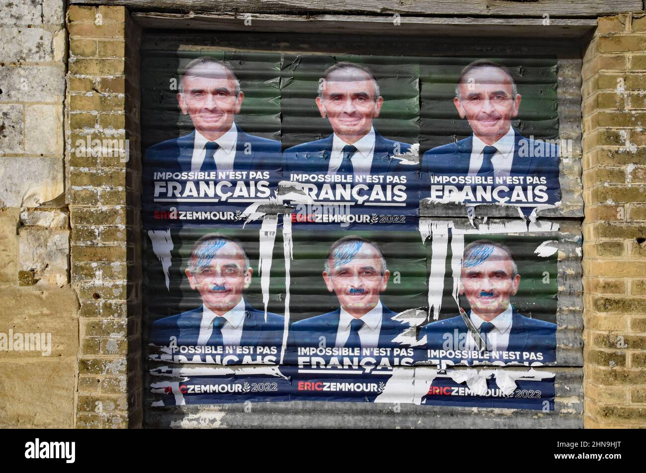 Frankreich. 13th. Februar 2022. Wahlplakate des rechten Kandidaten Eric Zemour wurden entstellt, nachdem jemand am 13. Februar 2022 in Champagne-Ardennen, Frankreich, eine Hitlerhairdo und einen Hitler-Schnurrbart mit einem blauen Marker gezeichnet hat. (Foto: Teun Voeten/Sipa USA) Quelle: SIPA USA/Alamy Live News Stockfoto