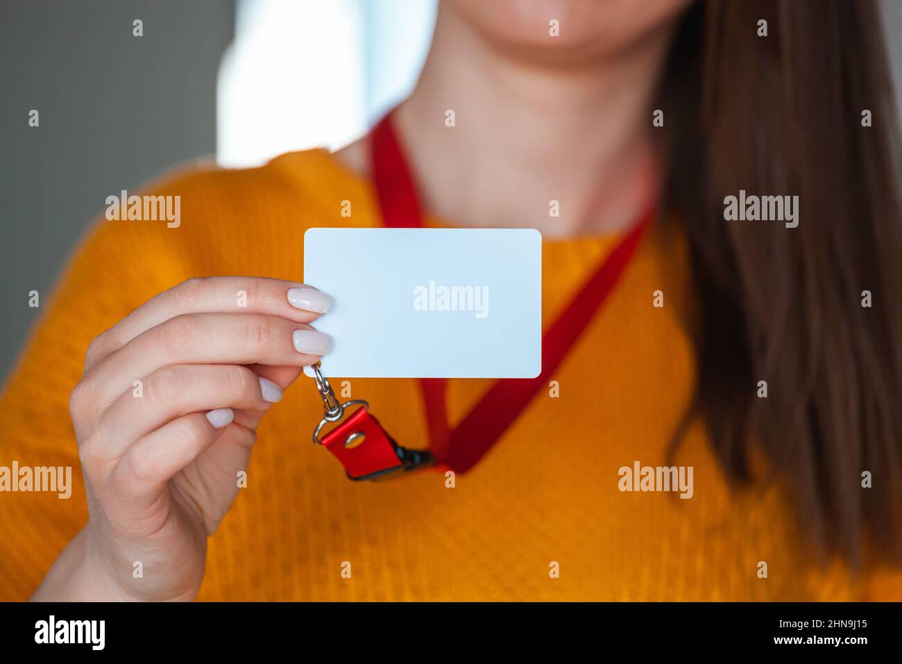 Frau mit Namensschild und leerem Leerzeichen Stockfoto